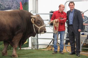 Artur Mas des de la Vall d'en Bas posa als ramaders joves com a 'exemple' per al país 