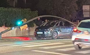 El vent fa caure un semàfor damunt un cotxe a Bordils