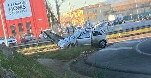 Un conductor s'estampa contra un cartell a Girona i abandona el vehicle