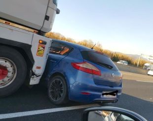 Dues dones ferides en un xoc entre un camió i un turisme a l'AP-7 a Aiguaviva