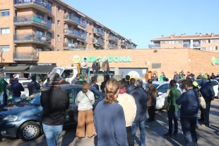 Un centenar de ramaders protesten en un Mercadona de Girona per exigir un preu més just de la llet 