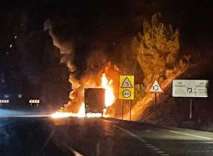 Un petit camió en flames obliga a tallar l'N-II durant una hora entre Girona i Celrà