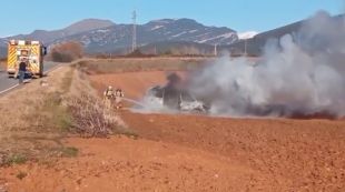 Una furgoneta surt de la carretera a Tortellà i s'acaba incendiant