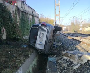 Un conductor cau amb el seu cotxe a la via del tren a Celrà