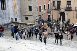 Nou rècord Guiness pujant l'escalinata de la Catedral de Girona fent equilibri cap amb cap