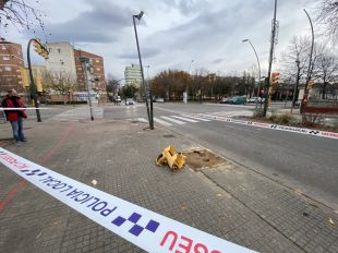 Un conductor topa de matinada contra un fanal i un semàfor a Salt
