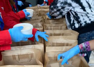 Banyoles serveix 450 menús solidaris a famílies en situació vulnerable