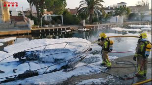 Set dotacions de Bombers apaguen un incendi en dues barques a Empuriabrava