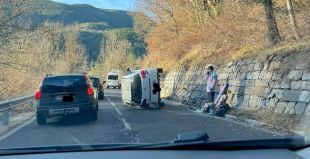 Bolca un vehicle en una sortida de via a la N-260 a la collada de Toses