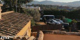 Desallotjada una festa il·legal amb 300 concentrats en una masia a Mont-ras