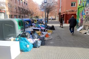 Els escombriaires de Salt s'ofereixen a retirar els residus acumulats al centre del municipi
