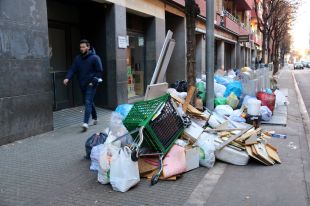Salt exigeix a FCC Medio Ambiente retirar la brossa acumulada a les illes de contenidors
