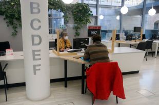 L'oficina de la Generalitat a Girona redueix la bretxa digital per a baixar certificats covid