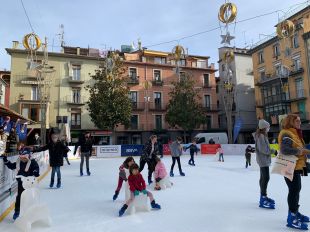 Més de 5.500 persones ja han fet ús de la pista de gel d'Olot