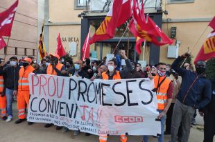Els escombriaires en vaga de Salt es manifesten pels carrers de la ciutat