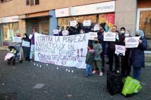 Tallen la llum dels blocs ocupats a Santa Coloma de Farners i les famílies es queixen