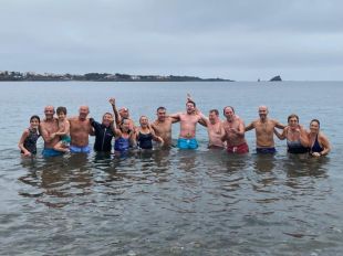 Els veïns de Cadaqués donen la benvinguda al 2022 amb la clàssica capbussada