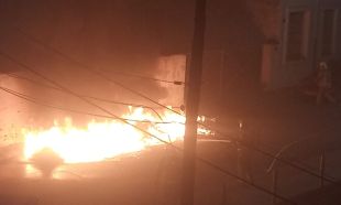 Incendi en una zona de contenidors en un carrer de Cassà de la Selva