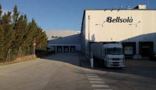 Sis dotacions de Bombers extingeixen un foc a la farinera Bellsolà d'Aiguaviva