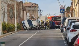 Un conductor ferit al patir una sortida de via i bolcar en un carrer de Sant Feliu de Guíxols
