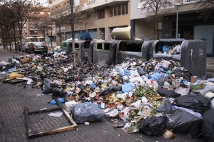 Cremen sis contenidors en l'onzè dia de vaga d'escombriaires a Salt