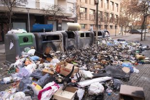 Els escombriaires de Salt amenacen amb recollir ''menys escombraries'' a partir de Reis