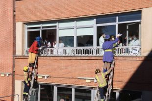 Els Reis d'Orient envien amb tirolina els regals als infants ingressats al Trueta de Girona