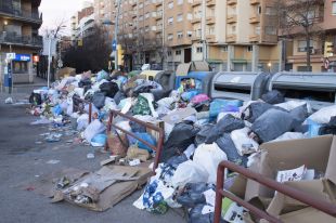 Els escombriaires de Salt denunciaran l'Ajuntament i l'empresa si contracten algú per recollir la brossa