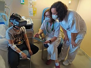 L'hospital de Figueres redueix l'ansietat en infants ingressats amb ulleres de realitat virtual 