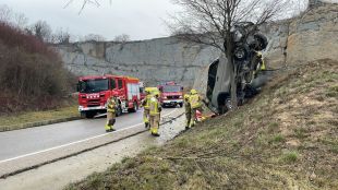 Un ferit en sortir de la carretera amb el seu totterreny a la C-37 a Manlleu