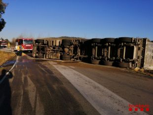 Ferit un camioner que transportava blat en bolcar a la GI-555 a Massanes
