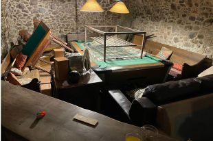 Un centenar de persones destrossen una casa rural d'Estanyol en una festa il·legal