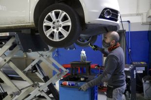 Tancat per covid: Les baixes de treballadors contagiats deixen en escac molts negocis
