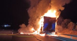 Detingut el conductor del camió cremat a l'AP-7 per abandonar el vehicle i circular begut