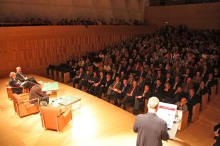 Més de 400 persones es reuneixen per reclamar que Girona gestioni l'aeroport
