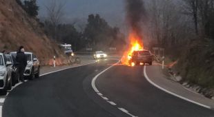 Quatre ferits en un xoc frontal entre dos vehicles a l'N-260 a la Vall de Bianya