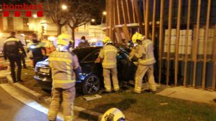 Quatre ferits en estampar-se amb el cotxe contra la caseta de la DO Empordà a Figueres