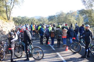 Desenes de ciclistes tallen la carretera dels Àngels a Quart reclamant ''prou impunitat'' pels conductors infractors