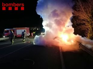 S'incendia un vehicle mentre circulava per la C-31 a Pals