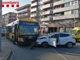 Un autobús amb 30 passatgers topa contra un cotxe a Girona