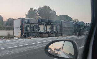 Fins a 6 quilòmetres de cues a l'AP-7 a Borrassa per retirar el camió accidentat