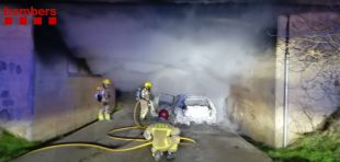 Calcinat un vehicle que circulava per sota l'N-II a El Far d'Empordà
