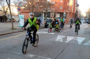 Quatre col·legis de Girona engeguen línies de bicibús per reclamar la pacificació del trànsit