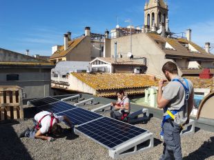 Instal·len 600 metres quadrats de plaques solars a la biblioteca de Palamós