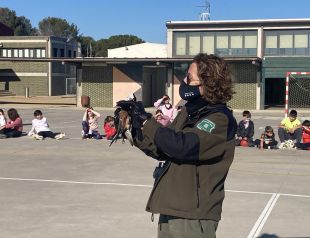 Un centenar d’alumnes de Navata participen en l’alliberament d’un xoriguer al pati de l’escola