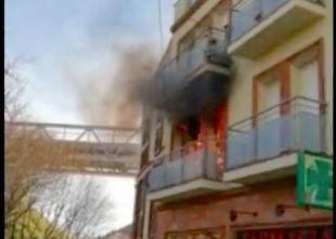 Un incendi crema completament un pis a Colera