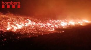 22 dotacions dels Bombers treballen per apagar un incendi forestal a Peralada
