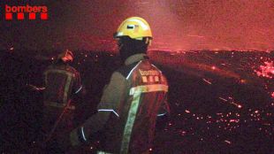 Els Bombers estabilitzen l'incendi forestal de Peralada