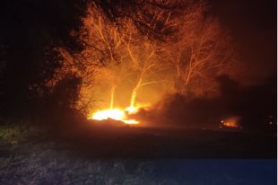 53 dotacions dels Bombers treballen en el foc de Peralada que es descontrola de nou