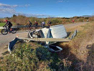 Un conductor ferit en una sortida de via a la GI-603 a Espolla